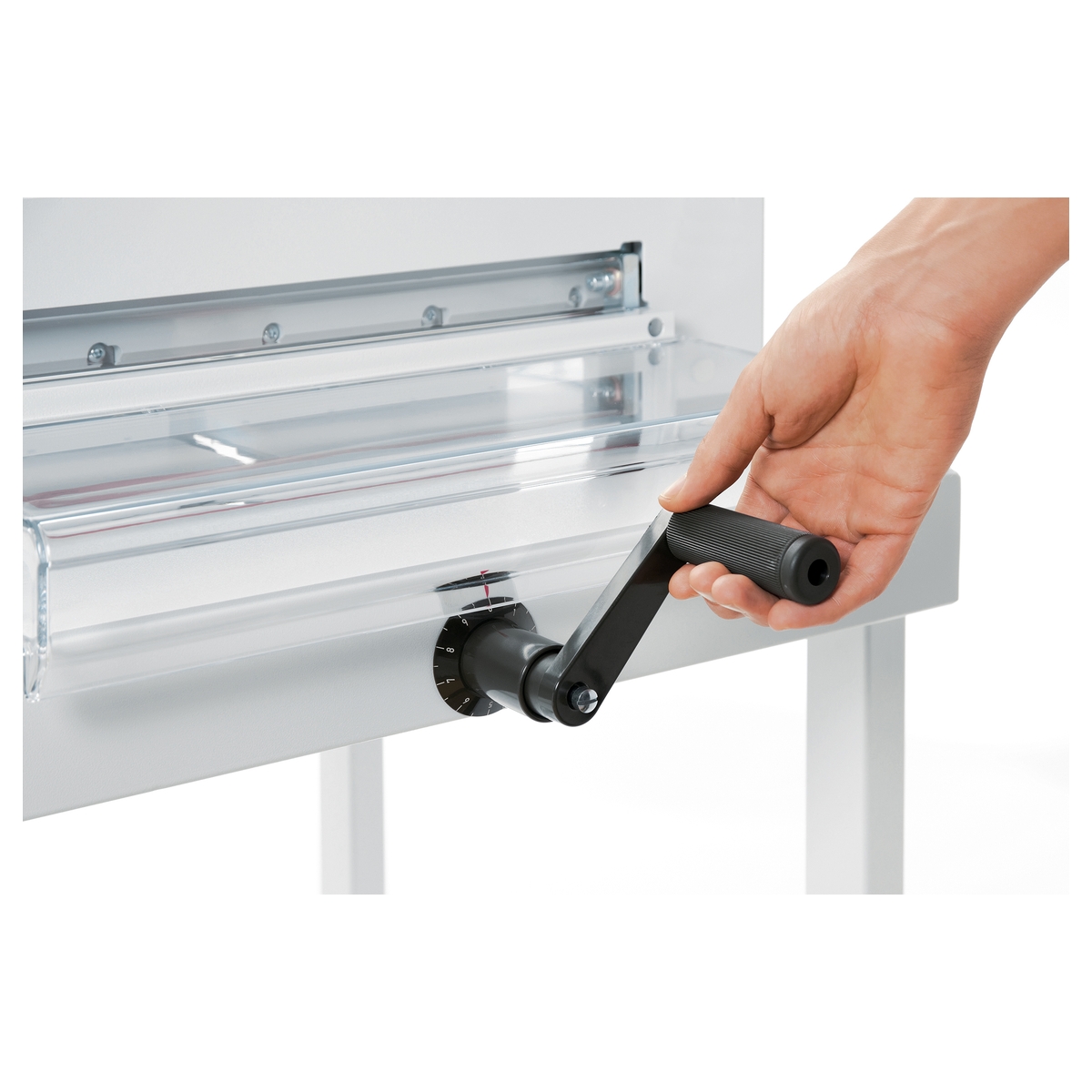 Massicot IDEAL 4305 mont&eacute; sur stand avec manivelle frontale pour r&eacute;glage de profondeur