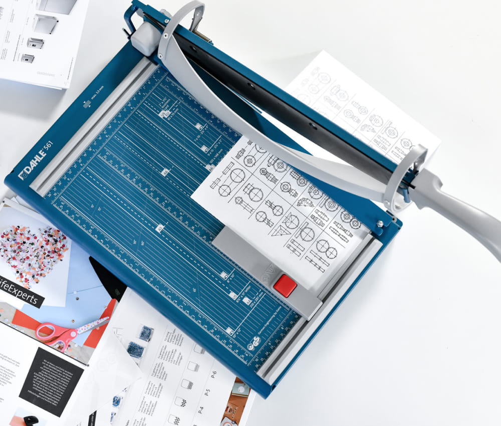 Commande bi-manuelle EASY-CUT du massicot professionnel électrique A3 4315 à poser sur une table