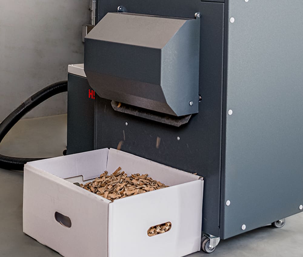 Sortie d&eacute;di&eacute;e des copeaux cartons du   ecoChip Profipack monophasé avec kit d'adaptation pour aspiration