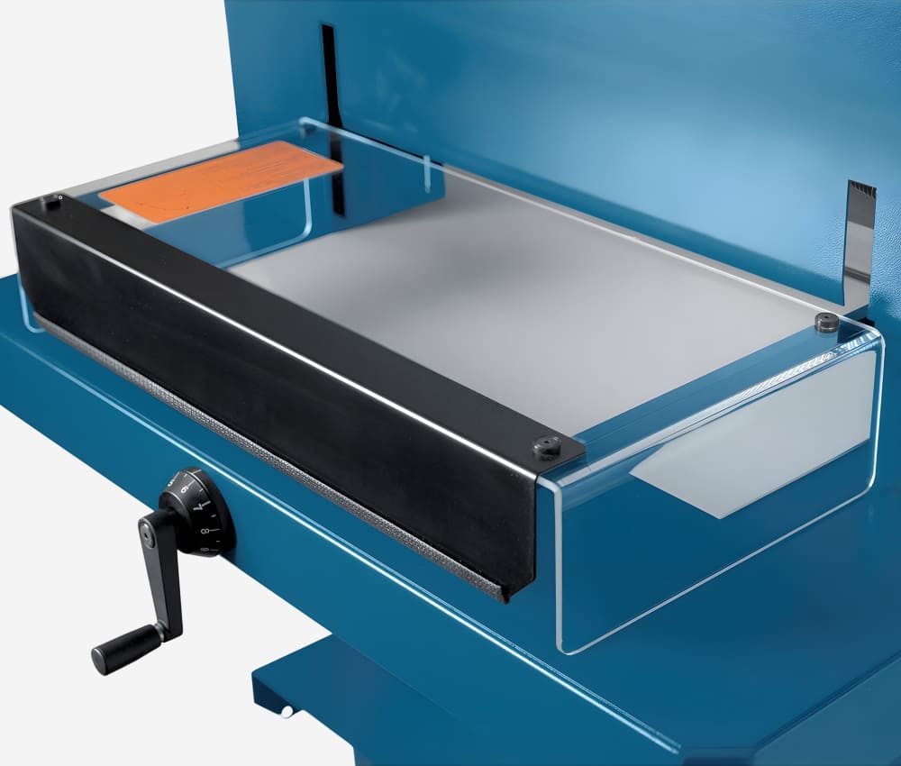 Capot de protection transparent du massicot manuel A3+ 848 sur stand DAHLE