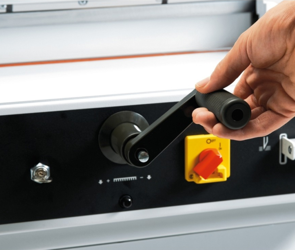 Déplacement de la butée arrière du massicot électrique A3 4315 IDEAL 